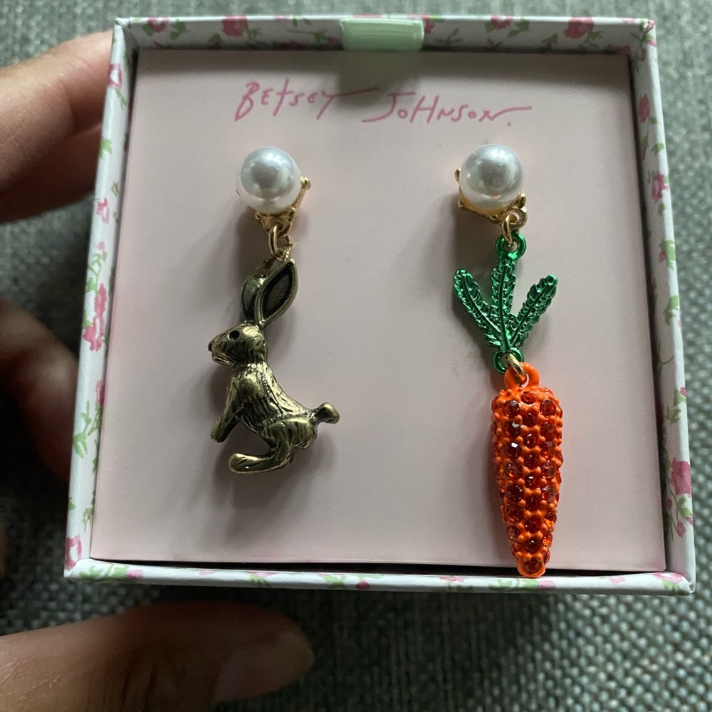 Gold pearl Rabbit/Carrot earrings